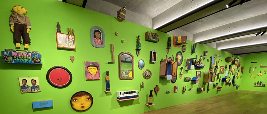 <Thinking> mixing the traditional Brazilian culture and the pop culture in the 80-90s consists of 134 small and big objects. It is a stylish archive of artworks and collections of the duo who grew up in Brazil which is a multiethnic country known for its cultural mosaic. 