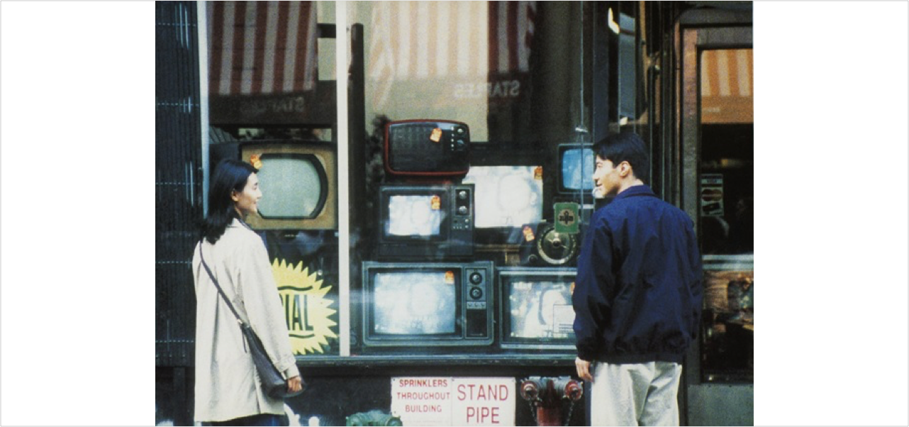 당시 진열된 TV를 보여주는, 영화 첨밀밀(1997)의 한 장면