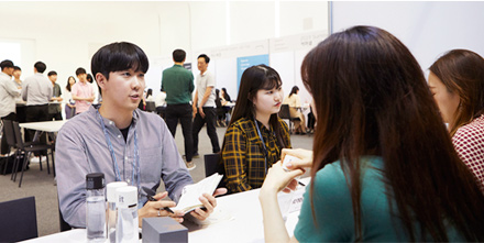 Based on the philosophy that an employer should make its jobs attractive to new employees, Hyundai Card runs its own internal “Job Fair,” where entry-level workers can choose the team they want to work for.
